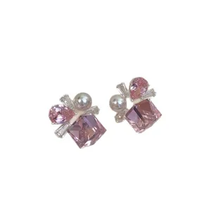 Orecchini a lobo con zirconi cubici rosa e lavanda e perle grigie per uno stile dolce