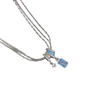Silberne dreilagige Halskette mit blauem Emaille und lila quadratischem Steinanhänger
