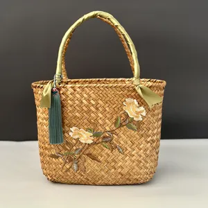 Sac à main en jonc de mer tissé fait main avec broderie florale et gland élégant.