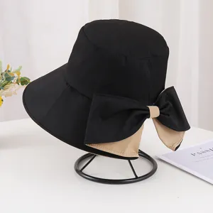 Vue détaillée du chapeau bob noir pour femme avec un grand nœud beige