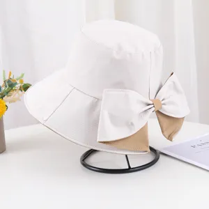Vue détaillée d'un chapeau cloche blanc crème avec grand nœud et doublure