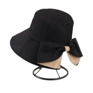 Chapeau bob noir élégant pour femme avec un grand nœud décoratif à l'arrière.