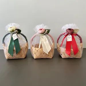 Handgeweven houten geschenkmand met tule en lint voor huwelijksbedankjes en opslag.