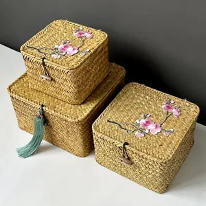 Handgefertigte Aufbewahrungsboxen aus Stroh mit Blumenstickerei und Quasten