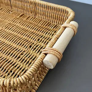 Primo piano dettagliato del cestino portaoggetti intrecciato con manico di legno.