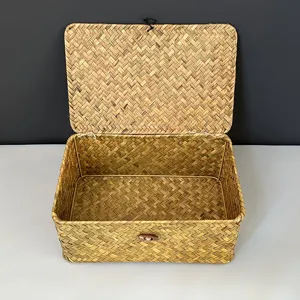 Detailansicht einer offenen handgefertigten japanischen Aufbewahrungsbox aus Stroh
