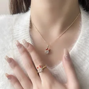 Primo piano del set collana e anello con renna di Natale su una modella con maglia
