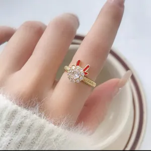 Elegante anello natalizio con cervo con cristalli scintillanti e corna rosse sul dito
