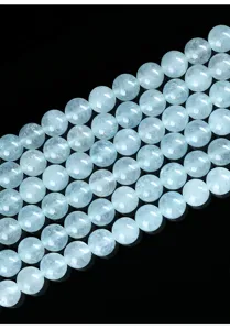 Primer plano de hilos de cuentas de piedra calcedonia azul claro traslúcido fino