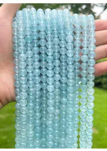 Primer plano detallado de cuentas de calcedonia azul natural para creación de joyería DIY