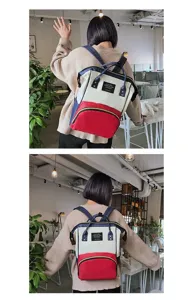 Detailweergave van een driekleurige nylon rugzak gedragen door een model.