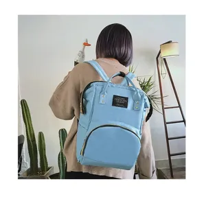 Lichtblauwe nylon rugzak met ritssluiting, getoond terwijl deze wordt gedragen