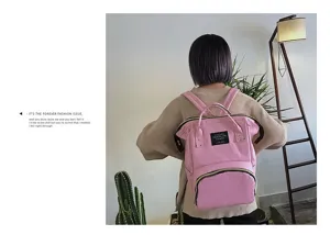 Achteraanzicht van een vrouw met een roze nylon rugzak in een lifestyle setting