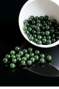 Close-up van gepolijste natuurlijke spinazie groene jaspis ronde kralen voor DIY sieraden
