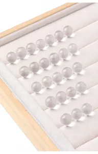 Primer plano de cuentas redondas de cristal blanco natural transparente de alta calidad AA