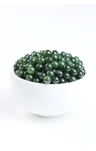 Close-up van natuurlijke donkergroene spinazie-jade ronde kralen voor DIY sieraden