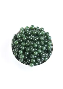 Close-up van gepolijste donkergroene spinazie jade ronde kralen voor DIY sieraden