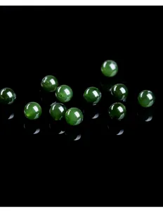 Macro-opname van gepolijste spinaziegroene nefriet jade kralen voor handgemaakte sieraden
