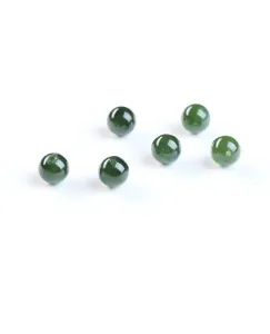 Macro-weergave van natuurlijke spinazie groene nefriet jade kralen voor DIY-sieraden