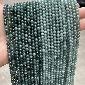 Gros plan de perles en jadéite naturelle de 4 mm vertes pour la création de bijoux DIY
