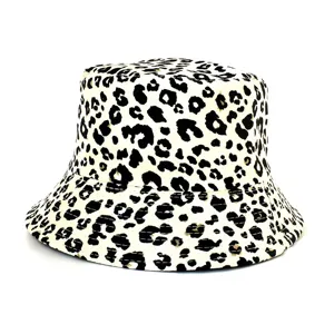 Vista dettagliata di un cappello da donna leopardato in bianco e nero alla moda, autunno.