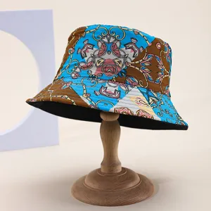 Detailansicht des vintage barock bedruckten Fischerhuts mit stilvollem Color-Block-Design.