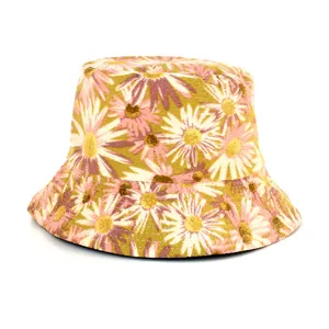 Dettaglio cappello secchiello floreale retrò, trama tessuto margherita verde giallo.