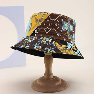 Detaillierte Ansicht des bunten Patchwork Damen Fischerhutes, modischer Wende Sonnenhut.