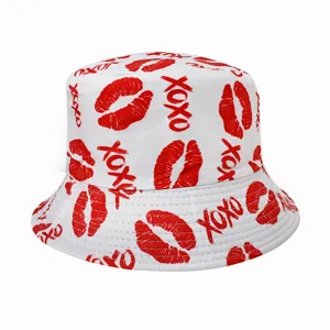 Dettaglio del cappello da pescatore bianco con labbra rosse e motivo XOXO, perfetto per l'estate.