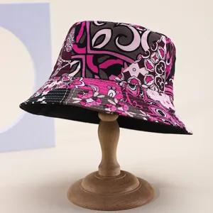 Detailansicht des stilvollen Patchwork-Eimerhuts mit modischem Paisley-Druck-Design.