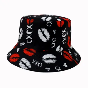Primo piano dettagliato del cappello nero con labbra rosse e stampa XOXO bianca.