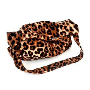 Vista dettagliata della borsa a tracolla in tessuto leopardato elegante con comoda chiusura lampo.