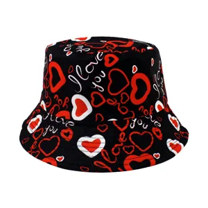 Primo piano dettagliato del cappello da pescatore nero con cuori rossi e bella stampa.