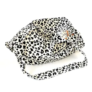 Vista dettagliata della borsa a tracolla trendy con stampa leopardata in bianco e nero e cinturino.