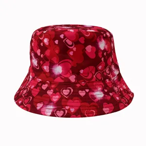 Primo piano dettagliato del cappello da pescatore rosso con cuori stampati e tessuto morbido.