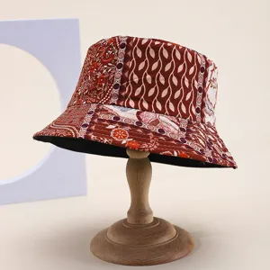 Detailansicht eines modischen Wendebucket-Hats mit rotem Blumen-Patchwork-Print für Damen.