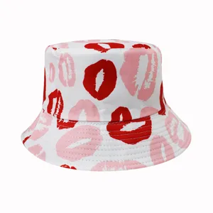 Dettagli del cappello da pescatore bianco con motivo di labbra rosse e rosa per l'estate.