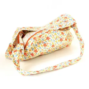 Dettaglio borsa a tracolla in tela con stampa floreale, borsa casual in tessuto con cerniera.