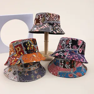 Detailansicht modischer Patchwork-Blumenprint-Fischerhüte in verschiedenen bunten Farbvarianten.