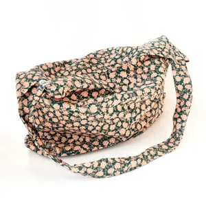 Borsa a tracolla in tessuto con stampa floreale, design morbido e casual con lunga bretella.