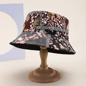 Detailansicht des stilvollen Damen Wendebuchthutes mit wunderschönem Blumenmuster.
