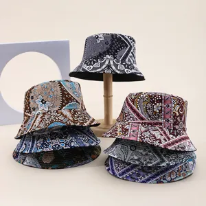 Detailansicht stilvoller modischer Retro Paisley Print Wendebaendchen Sommerhuete