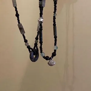 Gedetailleerd macrozicht op vintage neo-Chinese kralenketting met stenen Ping An Kou