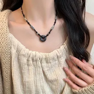 Detailopname van een nieuwe Chinese kralenketting in inktstijl met Pingan-gesp.