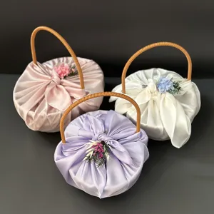 Elegante koreanische Geschenkkörbe mit Satinhülle und Rattangriffen in Pastellfarben