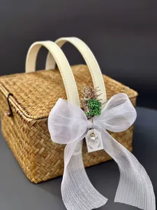 Boîte cadeau en rotin tissé à la main avec poignées en cuir et nœud blanc pour mariage