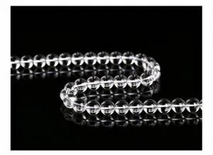 Vista detallada de cuentas de cristal blanco transparente de 8 mm para joyería