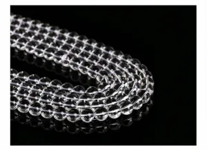 Primer plano detallado de cuentas de cristal blanco claro de 8mm para joyería DIY