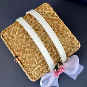 Boîte cadeau en paille tressée à la main avec poignée en cuir et nœud, idéale pour mariage.