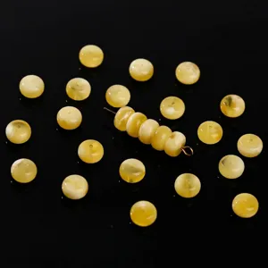 Perles intercalaires en cire d'abeille jaune huile de poulet sur fond noir
